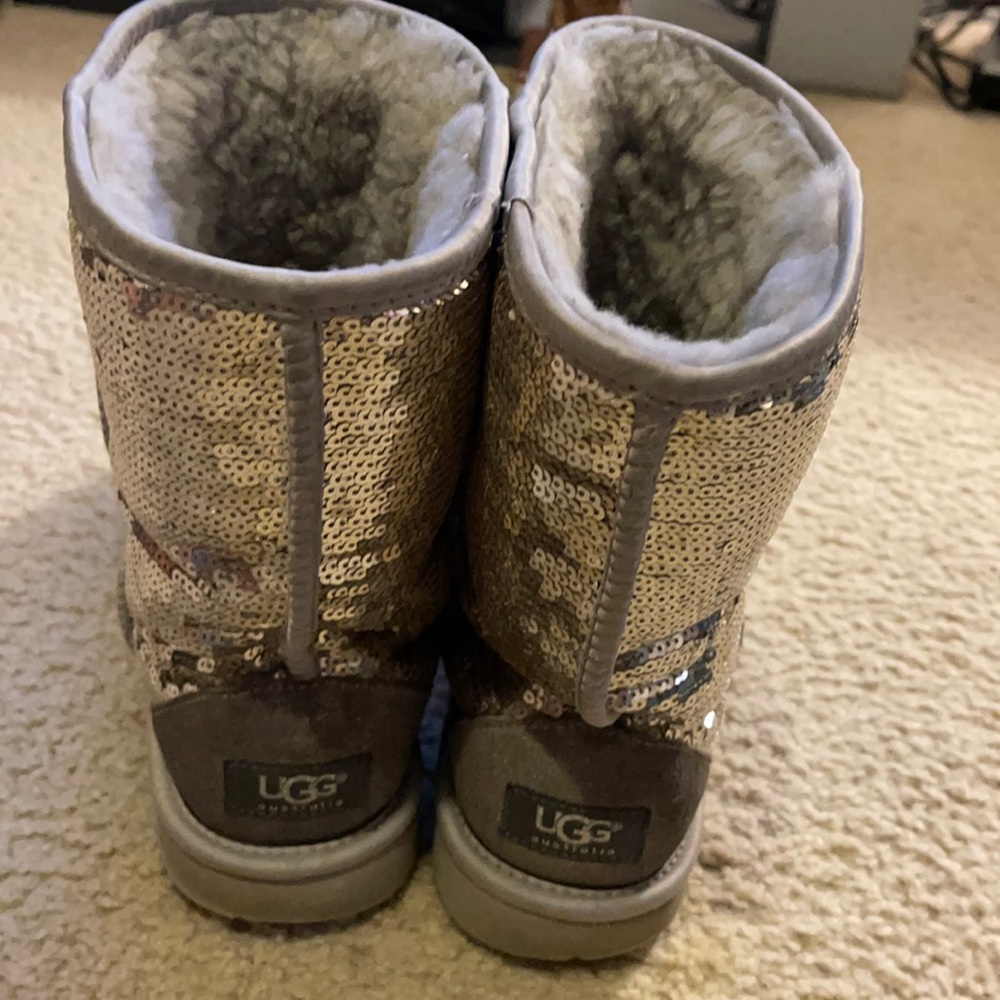 Size 9 Ugg’s sequins silver /grey